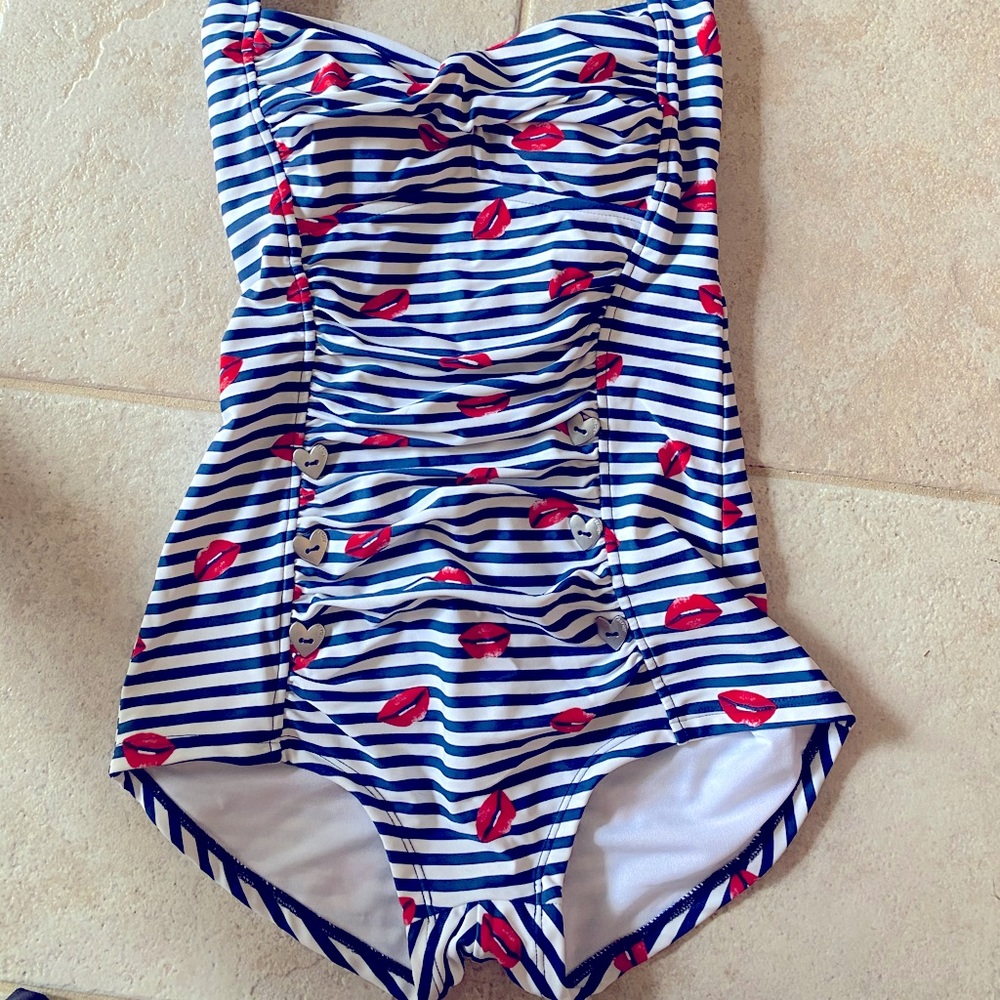 Betsey Johnson Pin-up bathing suit 😍